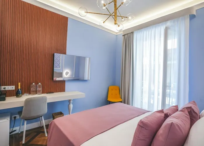 B&B only: Cafe Latino Suites